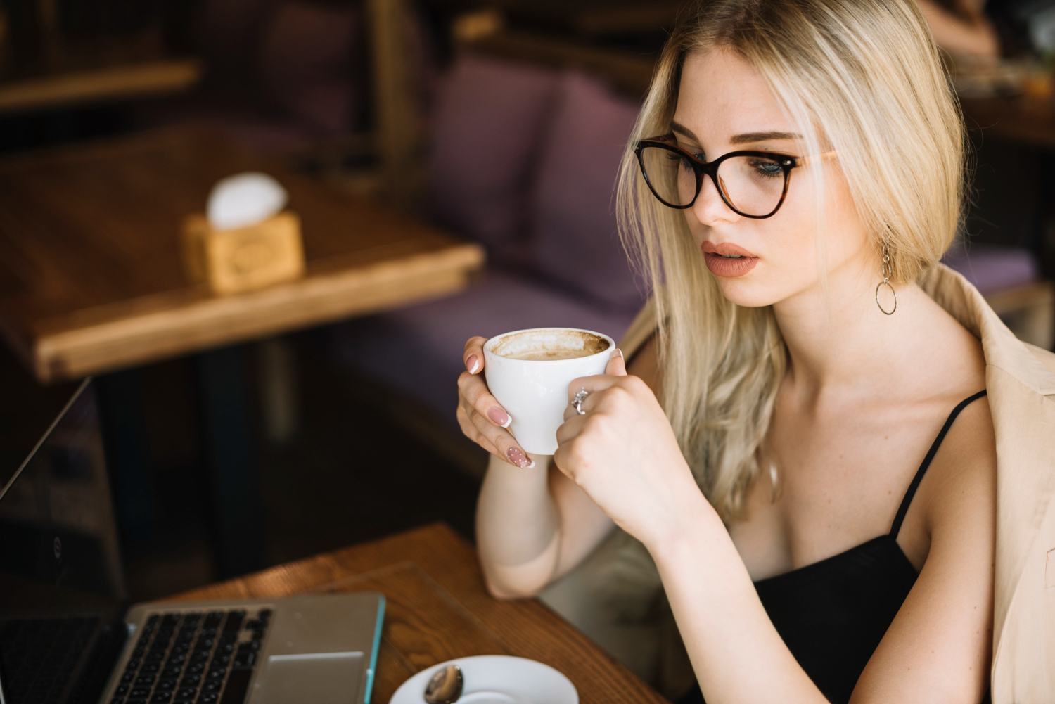 Эскорт на кофе в Украине: короткий формат сопровождения для легкого общения и хорошего настроения